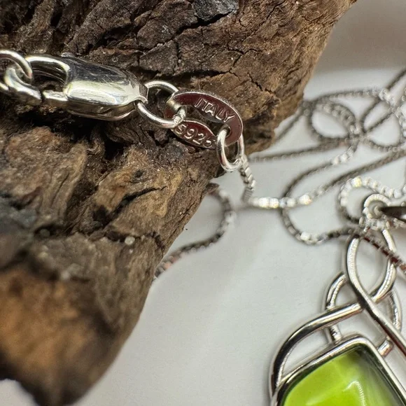 Sterling silver Celtic knot pendant w/lime green glass stone on sterling chain. - Picture 4 of 7